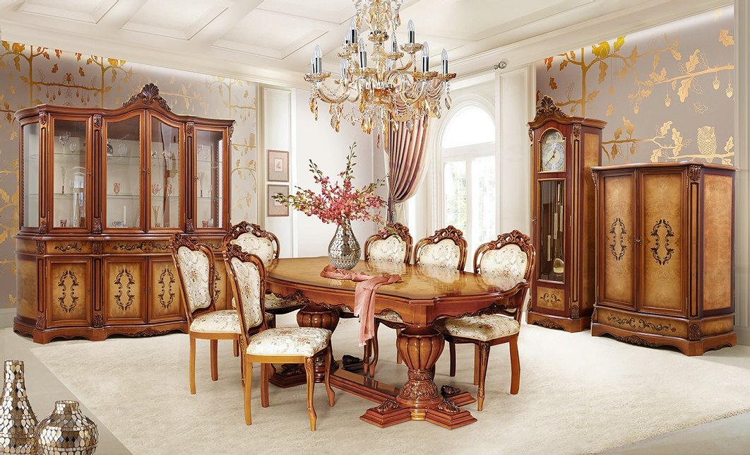 Salon clasic cu șemineu și mobilier elegant